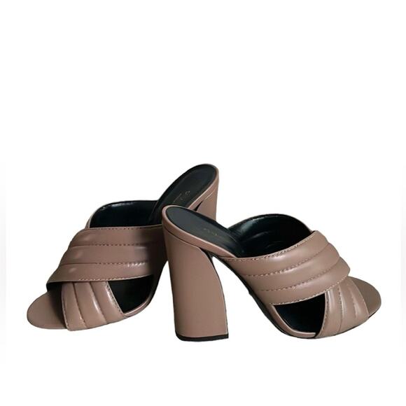 Gucci Leather 'Webby' Crossover Mules - Picture 15 of 15